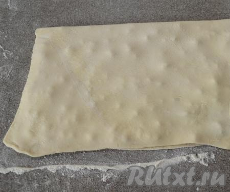 Накрыть изюм сверху свободной половиной теста.