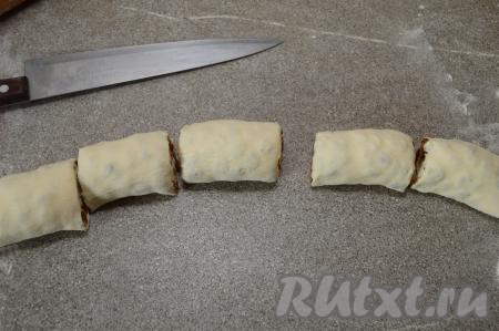 При помощи острого ножа разделить рулет на 5-6 частей.