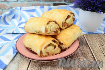 Вкуснейшие, аппетитные слойки с изюмом можно подавать к столу как тёплыми, так и остывшими. Такая выпечка из слоёного теста отлично подходит и к чаю, и к кофе!