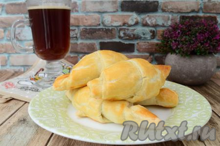 Вкусные, аппетитные круассаны, приготовленные из слоёного бездрожжевого теста, можно подать к столу с чашечкой чая или кофе (я к этой ароматной выпечке сварила американо). От такой выпечки не откажется ни один любитель шоколада!