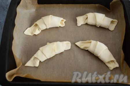 Сформированные круассаны с шоколадом выложить на расстоянии друг от друга на противень, застеленный пергаментом.