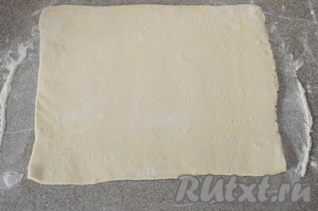 На припылённом мукой столе раскатать слоёное тесто в пласт толщиной примерно 2 миллиметра. У меня получился прямоугольник размером 21 сантиметр на 29 сантиметров.