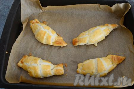 Круассаны с шоколадом выпекать при температуре 180 градусов минут 25-30 (слоёное бездрожжевое тесто должно стать красивого золотистого цвета).