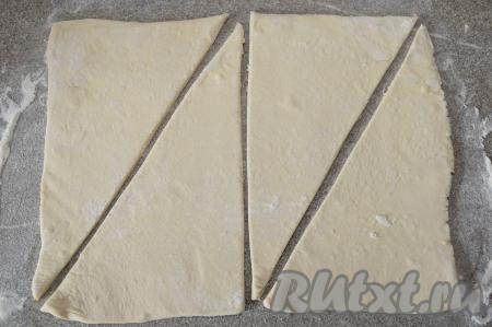 Разрезать острым ножом прямоугольник пополам, а затем каждую из частей разрезать по диагонали. Получатся 4 треугольника, как на фото.