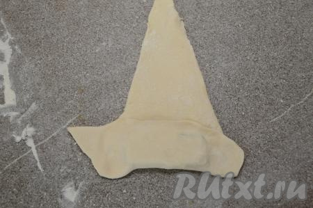 Прикрыть начинку сверху тестом, как на фото, и при помощи пальцев прижать тесто, чтобы шоколадная начинка оказалась полностью закупорена со всех сторон.