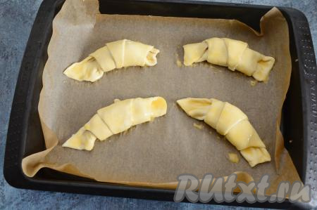 Сырое яйцо взбить вилкой в небольшой ёмкости до однородности. Смазать яйцом поверхность наших круассанов и отправить их в разогретую духовку.