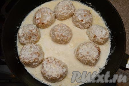 За это время 2-3 раза можно перевернуть тефтельки, чтобы они равномерно пропитались соусом.