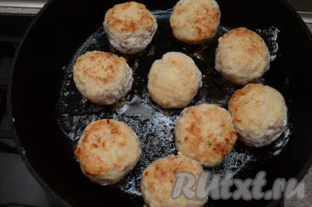 Затем тефтели перевернуть и обжарить до румяности с другой стороны (на это потребуется 3-4 минуты).