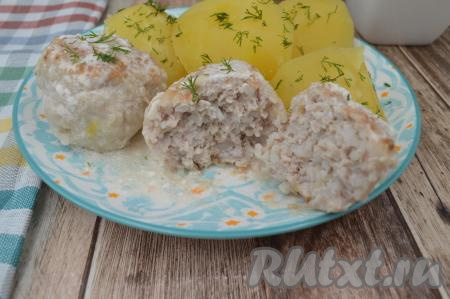 Тефтели получаются и очень вкусными, и сытными, а, благодаря сметанному соусу, - сочными и аппетитными. 