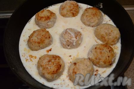 Влить сметанный соус в сковороду к тефтелям. Соус должен покрывать тефтели хотя бы на половину. Накрыть сковороду крышкой, дать соусу закипеть и сразу уменьшить огонь до минимума. Тушить тефтели в течение 15 минут.