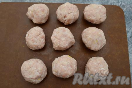 Из полученного фарша сформировать достаточно крупные тефтели (у меня примерный вес одной тефтели около 100 грамм). Всего получилось 9 тефтелей с рисом.