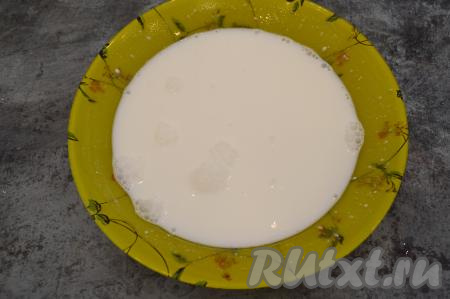 Воду и сметану в глубокой тарелке размешать до однородности, посолить сметанный соус по вкусу. Если сметана кисловата, по желанию, можно добавить немного сахара - но это уже дело вкуса.