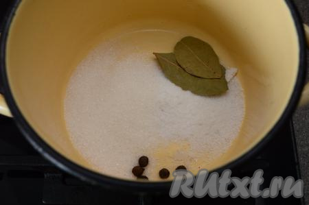 Сперва приготовим маринад, для этого в небольшую кастрюльку нужно всыпать соль и сахар, добавить лавровые листья и душистый перец.