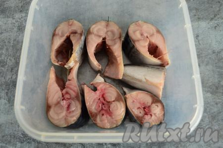 Выложить кусочки скумбрии в пищевой контейнер или в литровую банку.