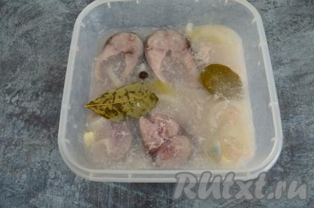 Залить скумбрию маринадом (кусочки должны быть полностью покрыты маринадом). Лук и специи не убираем из маринада. Накрываем контейнер (или банку) крышкой и отправляем скумбрию мариноваться на сутки в холодильник.