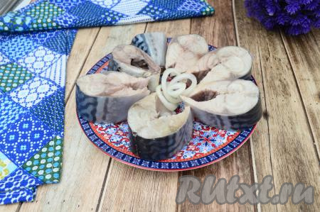 Через сутки наивкуснейшую скумбрию, замаринованную с яблочным уксусом, можно подавать к столу. Рыбка получается в меру солёной, очень сочной и нежной. Она станет идеальным дополнением к варёной картошечке!