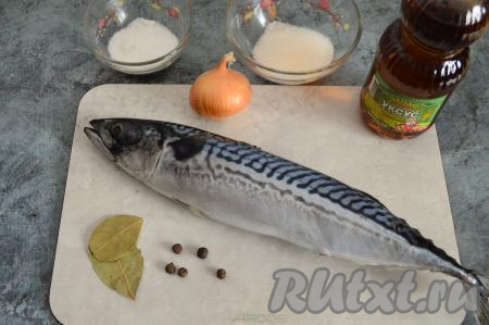 Подготовить продукты для приготовления скумбрии, маринованной с яблочным уксусом. Скумбрию нужно заранее полностью разморозить.