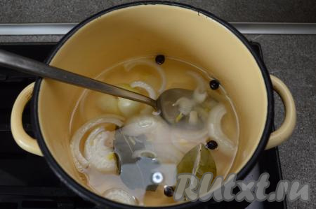 Выключить огонь, добавить в кастрюлю с рассолом яблочный уксус, хорошо перемешать и оставить маринад остывать до комнатной температуры.