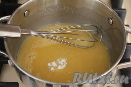 Как только масса закипит, всыпать соду и перемешать.