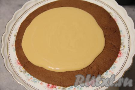 Теперь можно приступать к сборке медовика. Для этого нужно выложить первый корж на плоскую тарелку, смазать частью крема из сметаны и сгущёнки, сверху выложить следующий корж, его тоже смазать частью крема. Собрать таким образом весь торт, промазывая коржи кремом и складывая их один на другой.