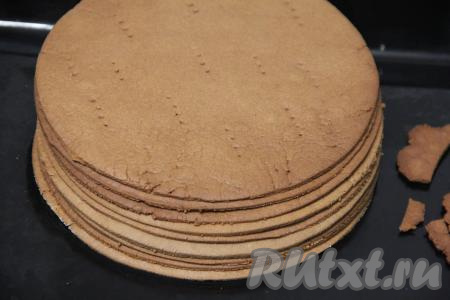 Корж вместе с пергаментом, на котором он раскатывался, переложить на противень и выпекать в разогретой духовке примерно 5-7 минут при температуре 190 градусов. Постепенно испечь все коржи для медовика. Готовые коржи полностью остудить. Всего у меня получилось 10 коржей. Остатки теста тоже испечь и остудить, они нам понадобятся для обсыпки готового медовика.