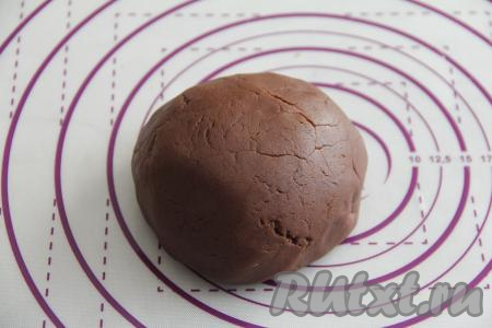 Всыпать частями просеянную муку, замешивая нежное, пластичное, не липнущее к ладоням тесто для медовика. Муки может потребоваться чуть больше или меньше, поэтому советую добавлять её частями, ориентируясь на консистенцию замешиваемого теста.