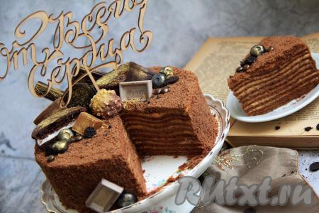 Нарезать вкусный, ароматный торт на кусочки и подать к столу.