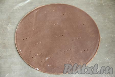 Наколоть каждый корж вилкой в нескольких местах.