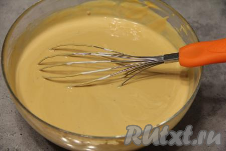 Для приготовления крема для медовика выложить в миску сметану, добавить варёную сгущёнку, перемешать до однородности венчиком.