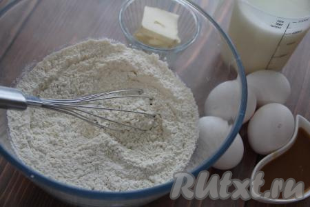 Соединить в глубокой миске муку, сахар и соль, перемешать венчиком.