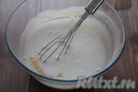 После этого влить оставшиеся 200 миллилитров молока, перемешать, тесто получится не густым.