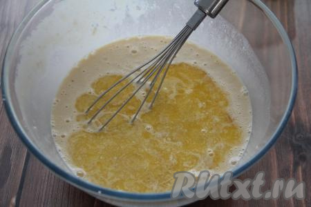 Сливочное масло растопить до жидкого состояния, дать немного остыть, влить в блинное тесто, перемешать. Дать тесту постоять при комнатной температуре в течение 10 минут.