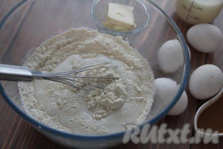 Влить 200 миллилитров молока, перемешать.