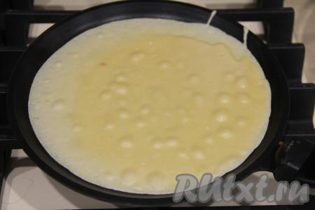 Сковороду хорошо раскалить и влить немного теста. Равномерно распределить тесто по сковороде. Я сковороду в процессе выпечки не смазывала маслом, так как масла достаточно в блинном тесте, да и качество покрытия сковороды позволяет не использовать дополнительно масло.