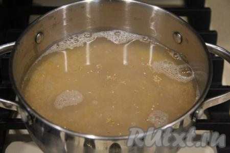 Промытую пшеничную и кукурузную крупы выложить в кастрюлю, залить водой, поставить на огонь, довести кашу до кипения, иногда перемешивая.