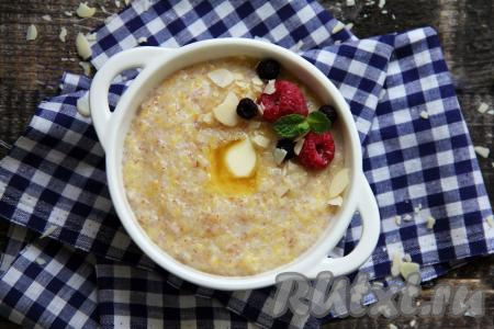 Затем добавить в пшенично-кукурузную кашу сливочное масло, перемешать. Это блюдо станет отличным началом дня. Я предпочитаю варить вечером, а к завтраку разогреть. Вкусную, в меру густую кашу подать к столу в тёплом виде, украсив, по желанию, ягодами (я ещё украсила миндальными лепестками).