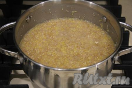 Варить с момента закипания на небольшом огне 15 минут, периодически перемешивая кашу.