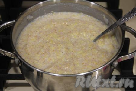 Снять кашу снять с огня, накрыть крышкой и дать настоять в течение минут 15.