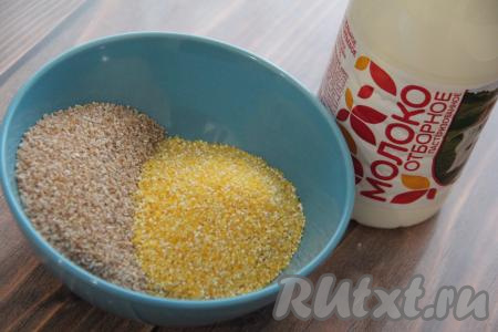 Пшеничную и кукурузную крупы соединить, переложить в сито, после этого тщательно промыть под проточной водой, дать стечь лишней жидкости.