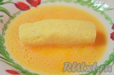 Палочку опустить в яичную смесь.