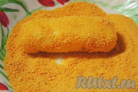 Далее обвалять в панировочных сухарях. Для достижения более плотной панировочной корочки процедуру повторите 2-3 раза (я не повторяла).