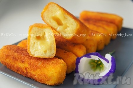 Подавать палочки с вашим любимым соусом. Они могут быть горячей или даже холодной закуской, а также можно подать их в качестве гарнира к основному блюду.