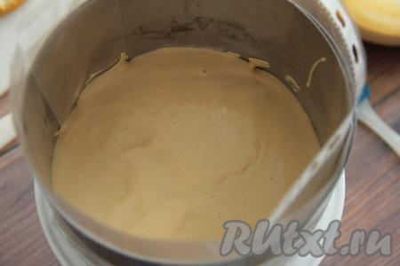 Влить часть суфлейной массы так, чтобы корж был покрыт суфле примерно на 1 сантиметр.