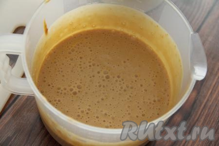 Набухший желатин прогреть на плите на среднем огне, постоянно помешивая, до полного растворения кристалликов желатина (главное - не дать желатиновой смеси закипеть), убрать с огня. Перед тем как добавить желатиновую смесь в смесь сгущёнки и сметаны, нужно подготовить форму диаметром 18 сантиметров. Я использовала разъёмную форму-кольцо переменного диаметра без дна, в которой можно изменять диаметр кольца (я выставила диаметр формы 18 сантиметров), дно формы сформировать из двух слоёв фольги или пищевой плёнки. Затем прогревшуюся желатиновую смесь влить в смесь из сгущёнки и сметаны, перемешать миксером. Суфлейная масса получится жидкой.