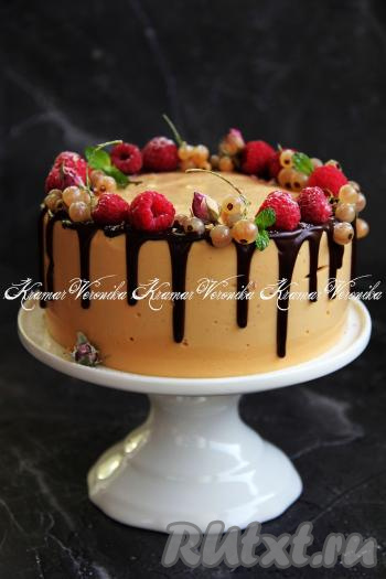 Дальше включаем фантазию и украшаем. Я растопила шоколад и сделала подтёки по контуру тортика.