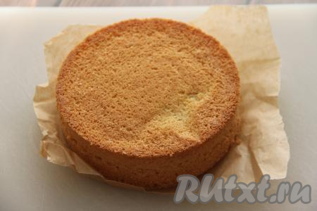 Выпекать бисквит в духовке, разогретой до 180 градусов, минут 20. Для проверки готовности проколите бисквит сверху сухой зубочисткой, если после прокалывания зубочистка останется чистой, на ней не будет следов теста, значит выпечка готова. Достать готовый бисквит из духовки, дать ему немного остыть, убрать форму, переложить выпечку на решётку и оставить остывать.