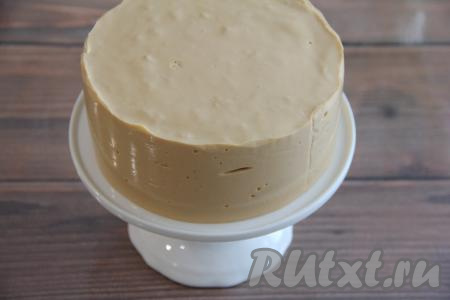 Поставить торт с суфлейной прослойкой в холодильник на ночь. Затем снять бортики формы и файлики.