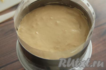 Выложить следующий корж и снова залить суфлейной массой так, чтобы она была на 1 сантиметр выше коржа. Выложить третий корж и вылить оставшееся суфле.