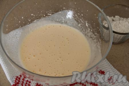 Взбить миксером яйцо с сахаром в течение 5 минут (яично-сахарная смесь должна стать светлой и пышной).