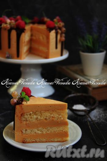 И посмотрите, какой разрез у нашего нежнейшего торта с суфлейной прослойкой. Тортик просто тает во рту!